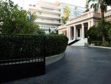 Το μυστήριο με την θηριώδη Jaguar έξω από το Μαξίμου
